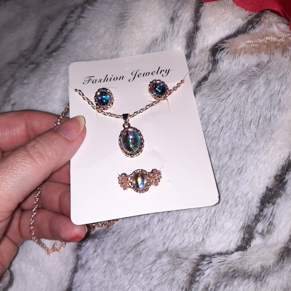 SIMULATED OPAL MOONSTONE STYLE JEWELRY SET ~ NECKLACE, EARRINGS, RING ๐ - Picture 5 of 16